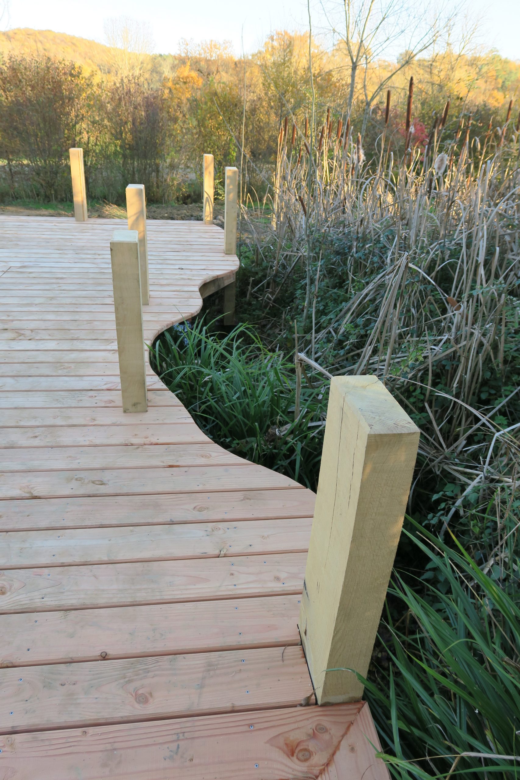 Terrasse en bois suspendue sur des poteaux en chênes