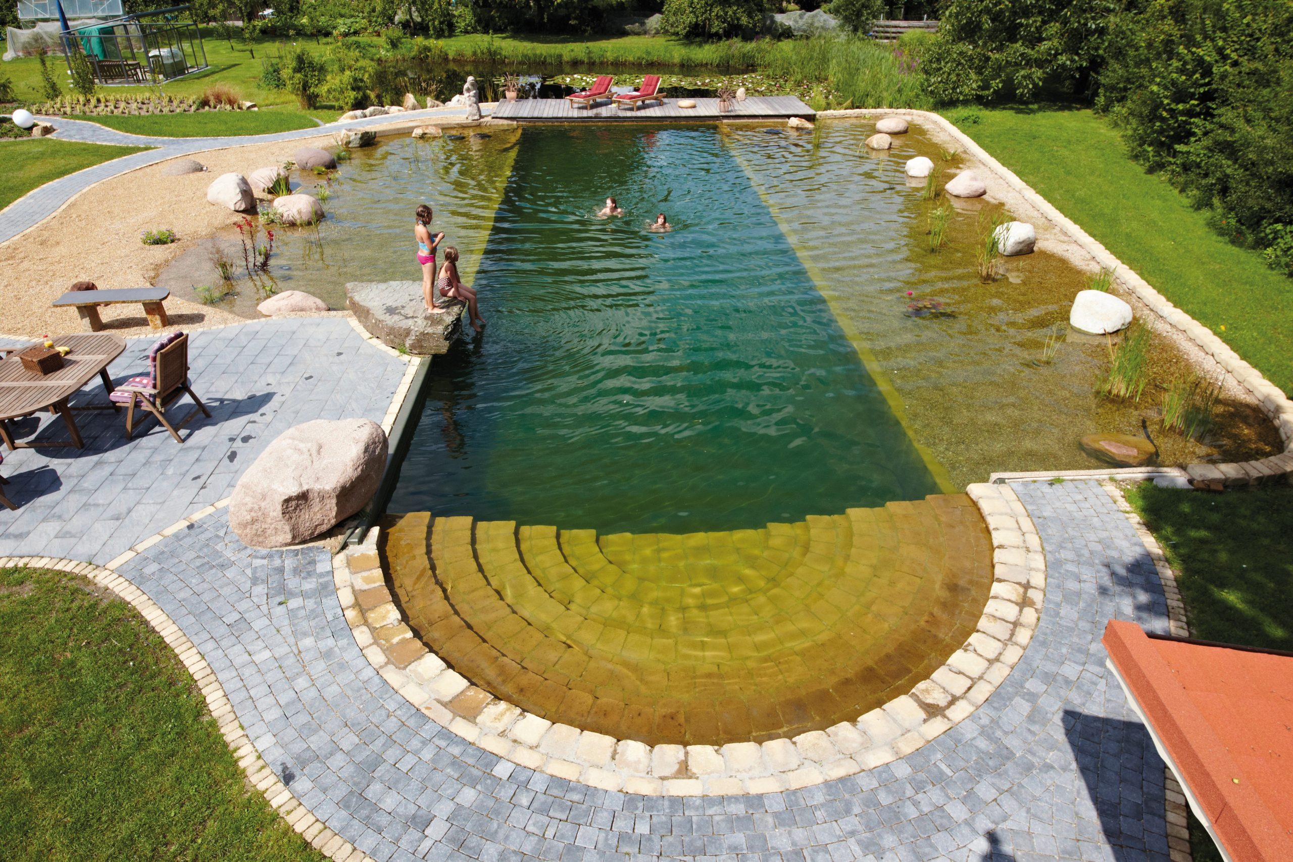bassin de baignade piscine naturelle plate lagune terrasse en bois