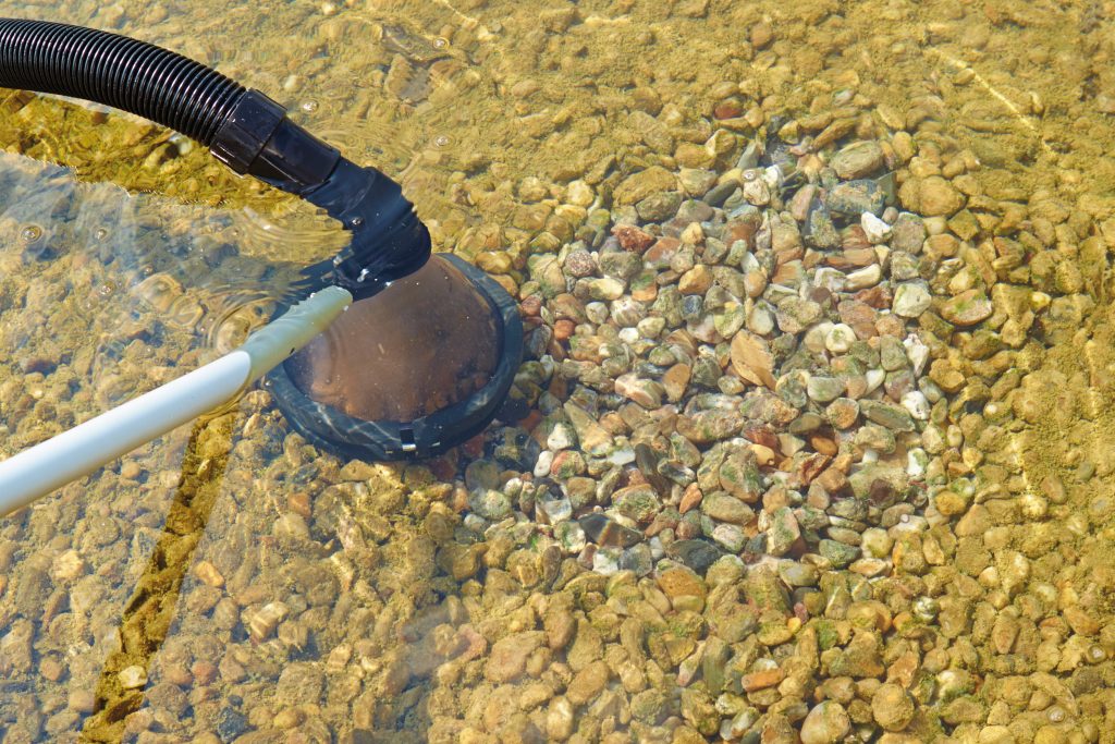 nettoyage de bassin avec aspirateur