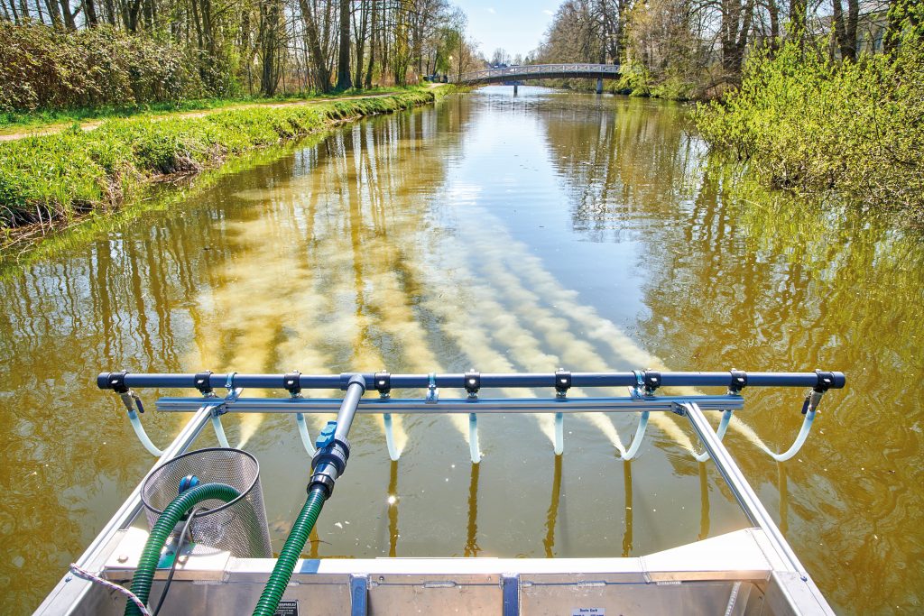 traitement de lac avec bateau