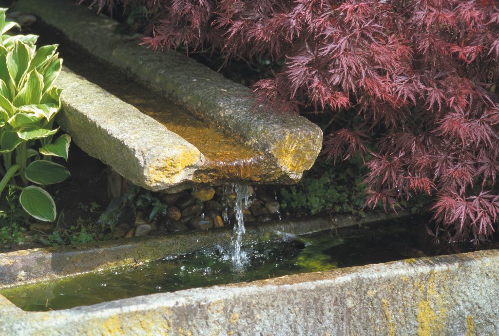 Brui d'eau déversoir en pierre