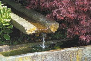 Brui d'eau déversoir en pierre