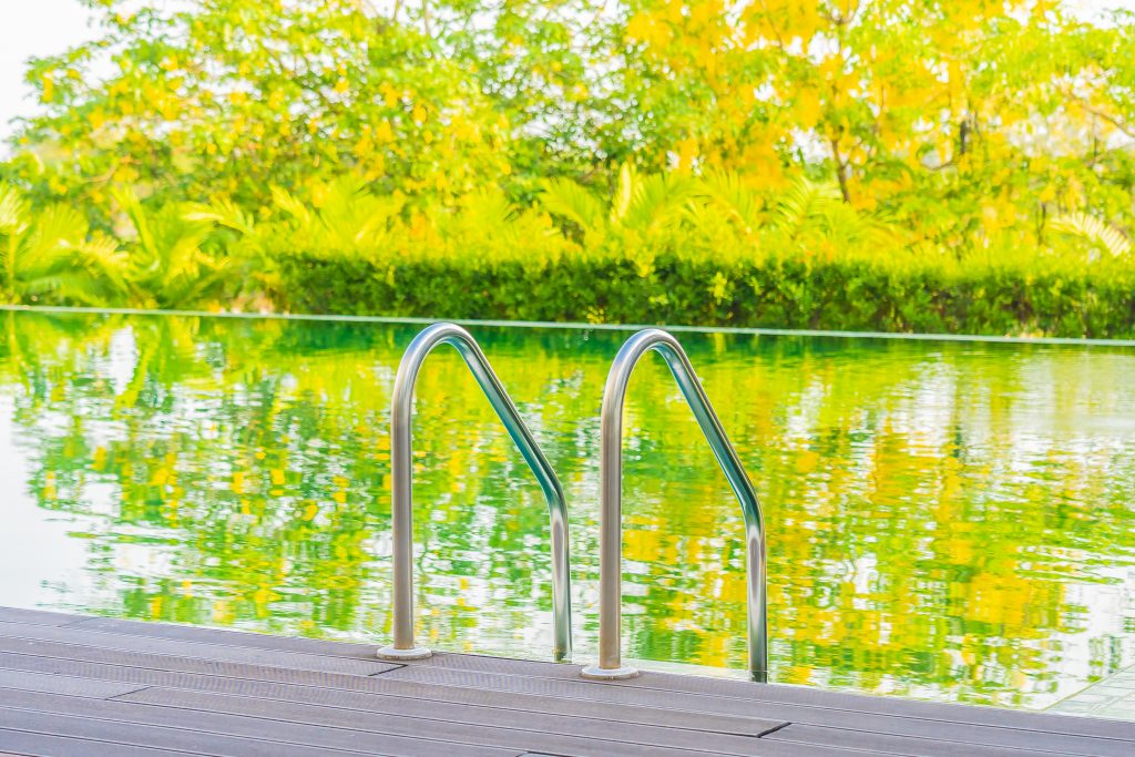 Echelle d'une piscine naturelle sur un terrasse en bois