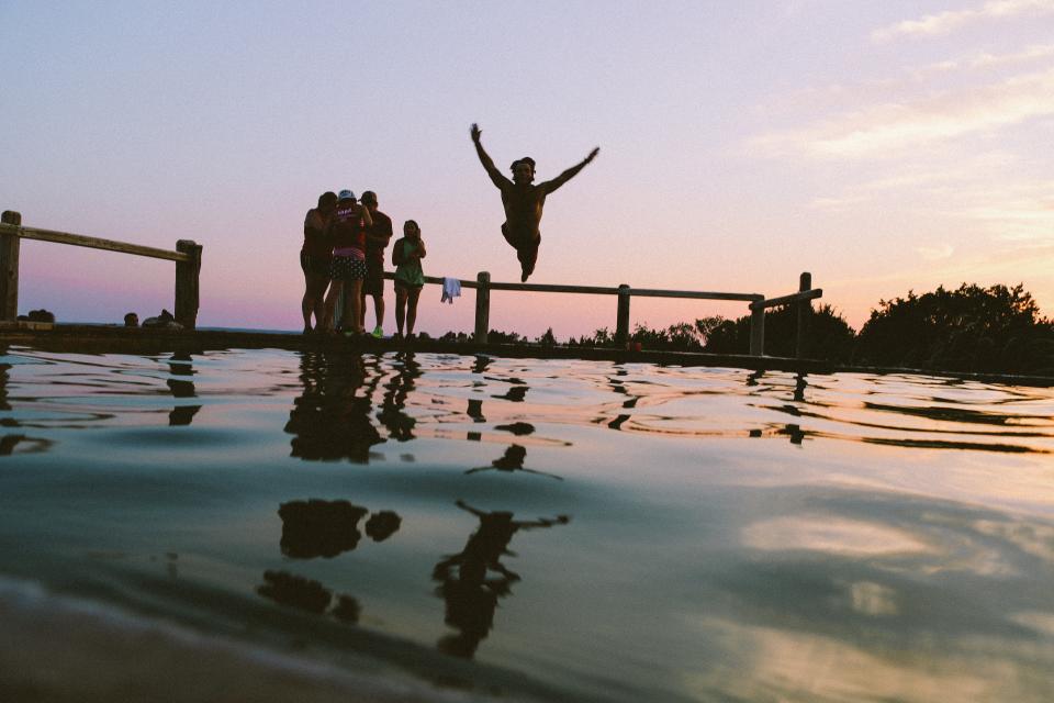 Plongeon dans une piscine naturelle