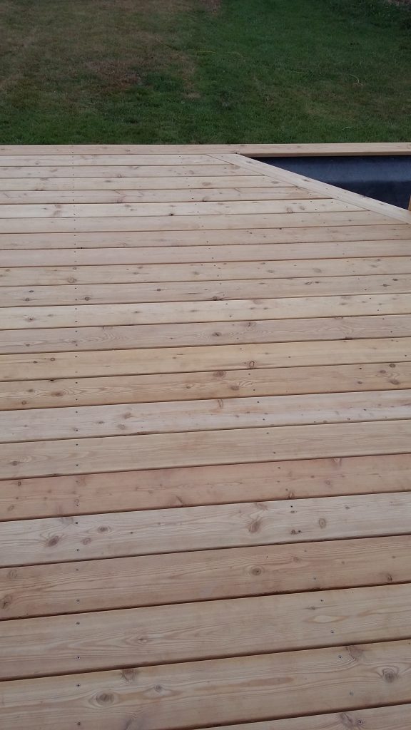 terrasse en bois zoome sur les finition