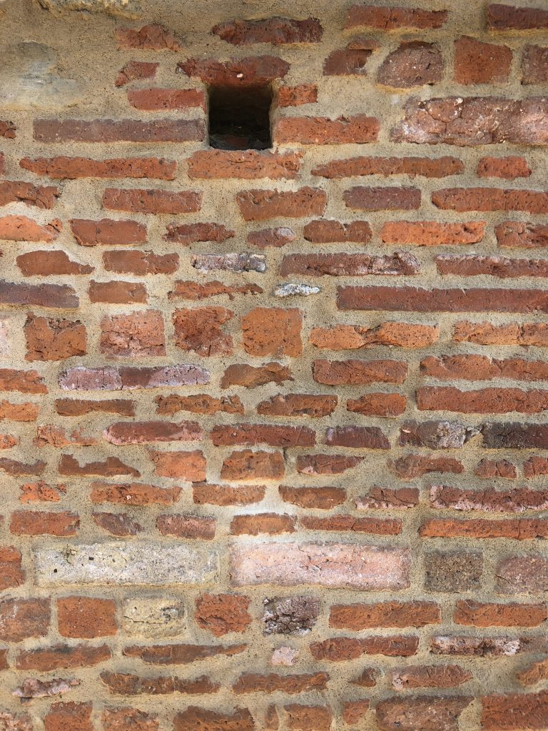 Rénovation d'un mur d'une toulousaine a la chaux
