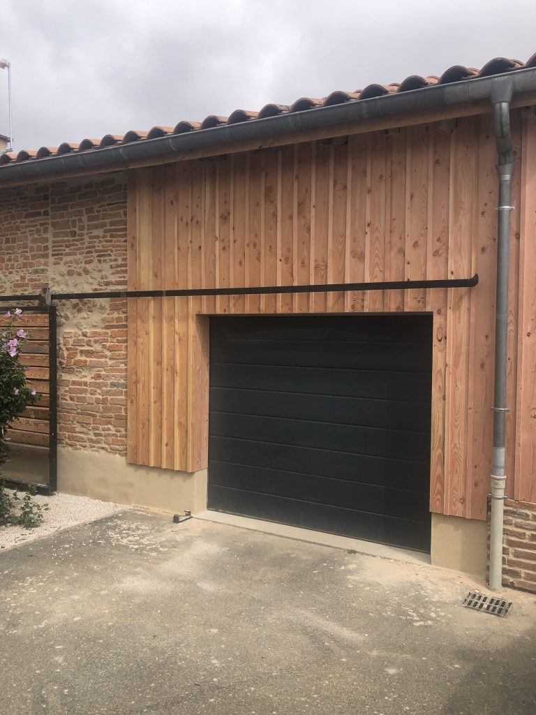 Bardage bois sur un garage réalisation PisciNaturelle