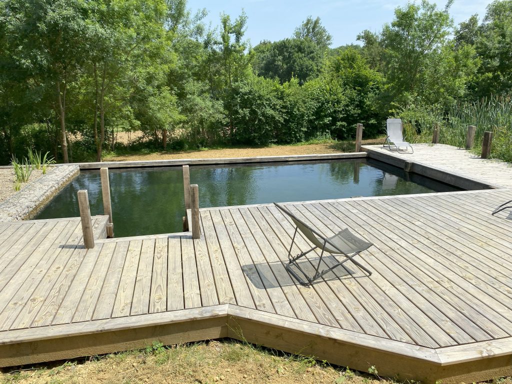 bassin de baignade piscine naturelle plate lagune terrasse en bois AUCH