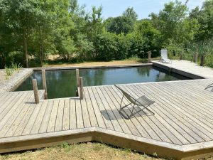 bassin de baignade piscine naturelle plate lagune terrasse en bois AUCH